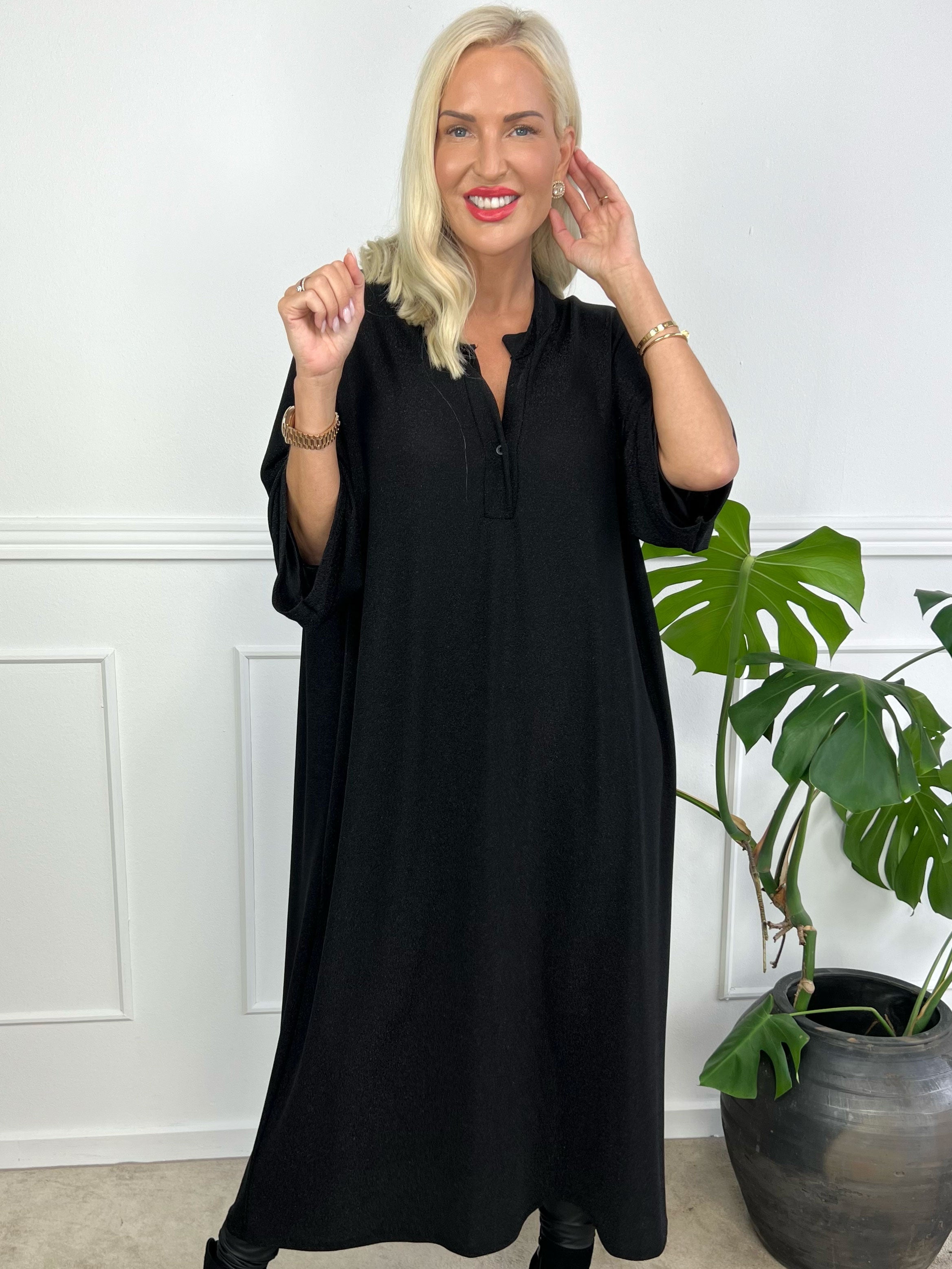 Damaris - Lang kjole i løs pasform med glimmertråde